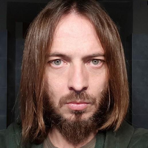 A person with long hair

Description automatically generated with medium confidence