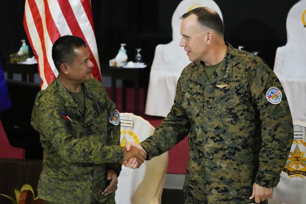 A couple of military men shaking hands
Description automatically generated with medium confidence