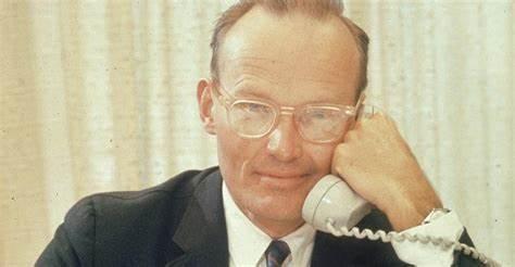 A person wearing glasses

Description automatically generated with medium confidence