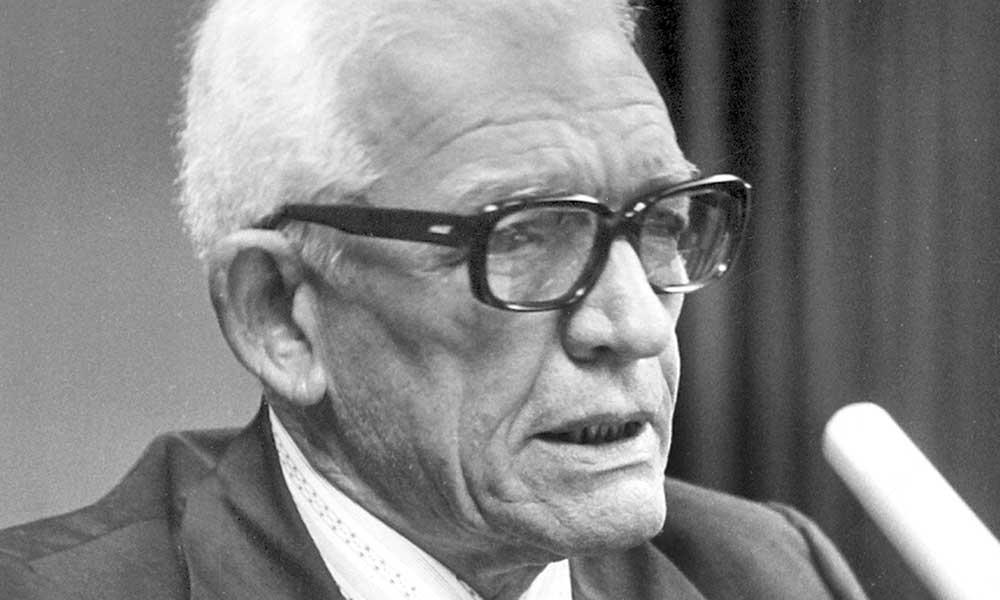 A person wearing glasses

Description automatically generated with medium confidence