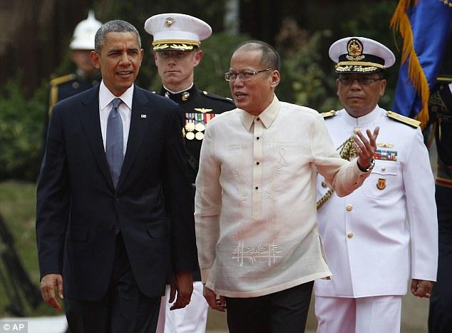 U.S. President Barack Obama, left, walks with Philippines President Benigno Aquino III at Malacanang Palace in Manila, Philippines