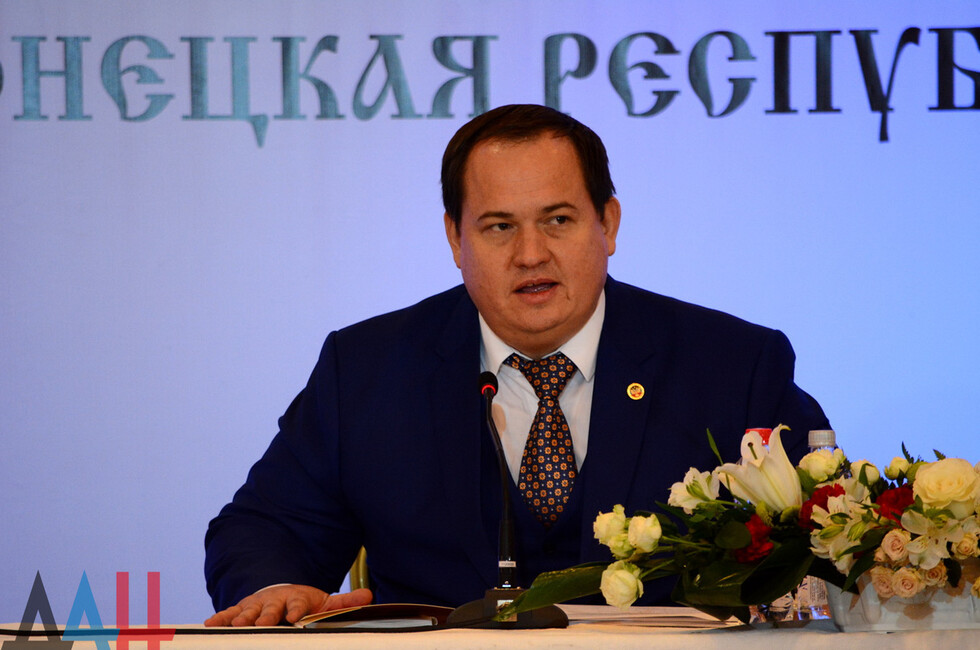 A person in a suit and tie

Description automatically generated with medium confidence