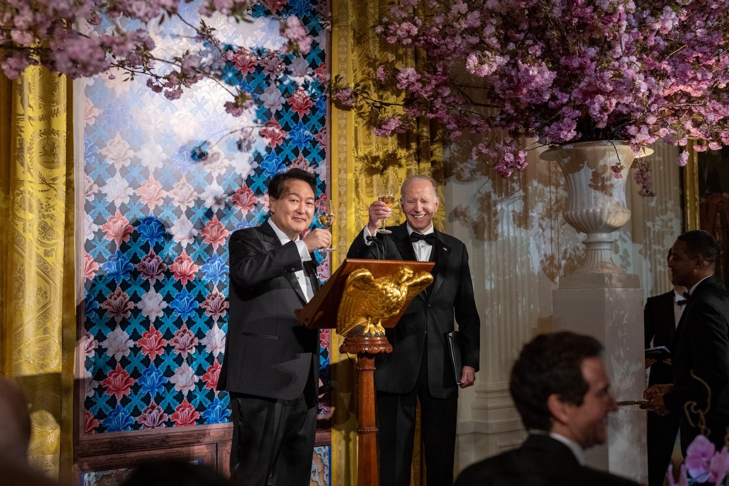 President Biden and President Yoon toast
