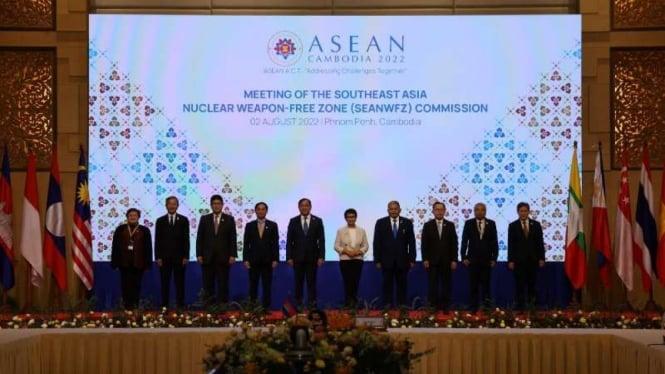 A group of men standing on a stage

Description automatically generated with medium confidence