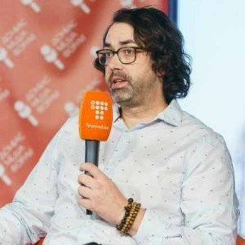 A person holding a microphone

Description automatically generated with low confidence