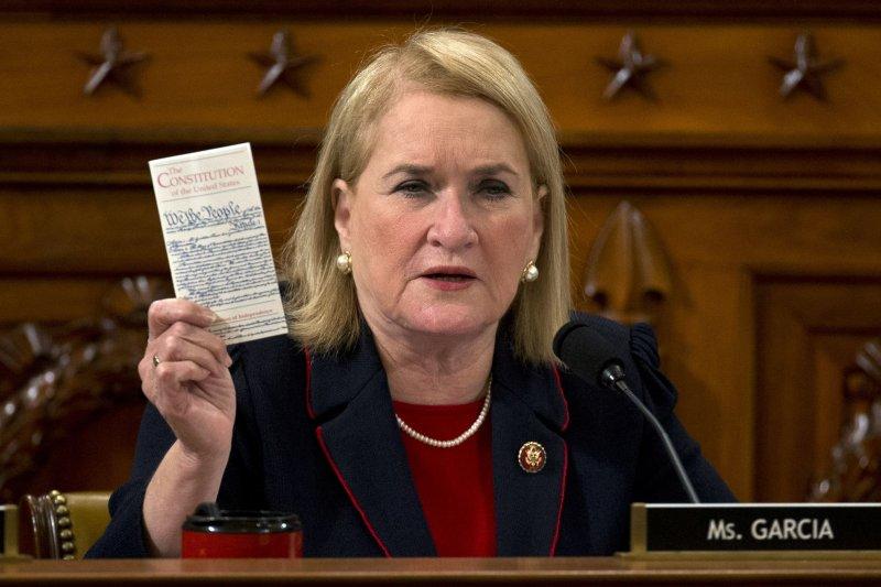 A person holding a piece of paper
Description automatically generated with medium confidence
