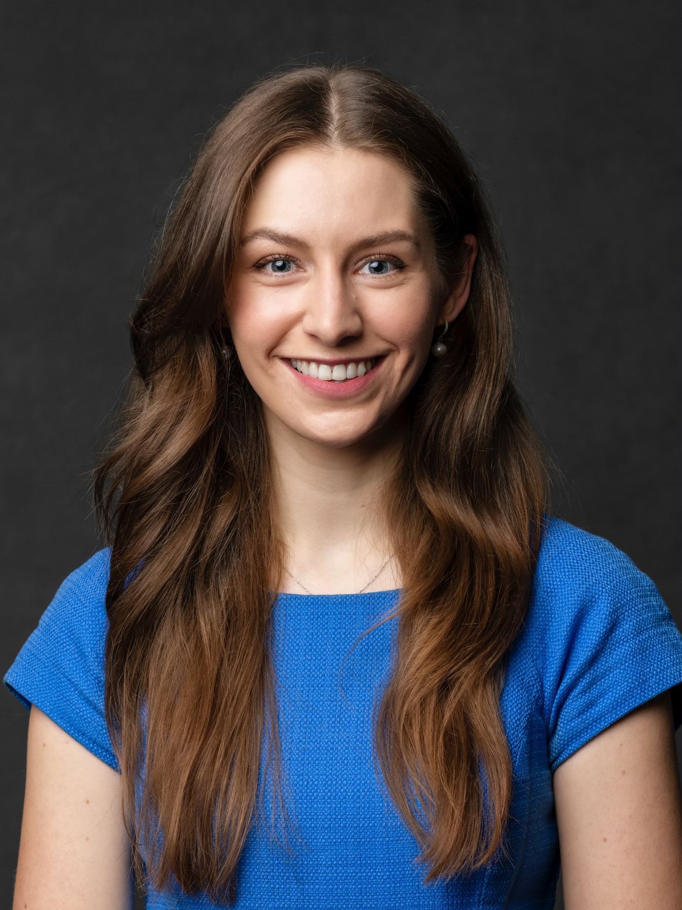 A person in a blue shirt

Description automatically generated with low confidence