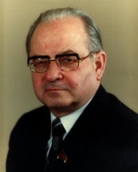 A person wearing glasses

Description automatically generated with medium confidence