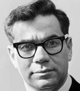 A person wearing glasses

Description automatically generated with medium confidence