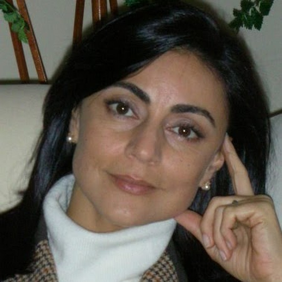 A person with her hand on her face

Description automatically generated with low confidence