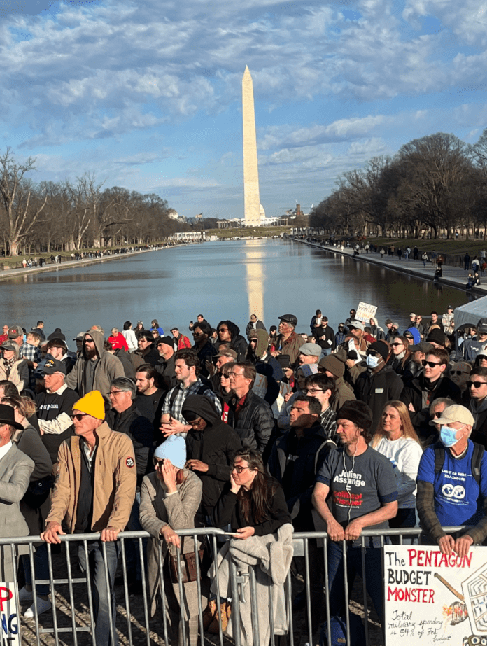 A crowd of people standing in front of a monument Description automatically generated with medium confidence