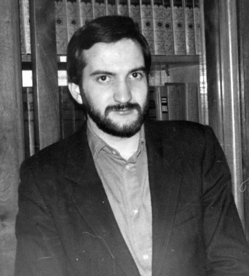 A person in a suit

Description automatically generated with medium confidence