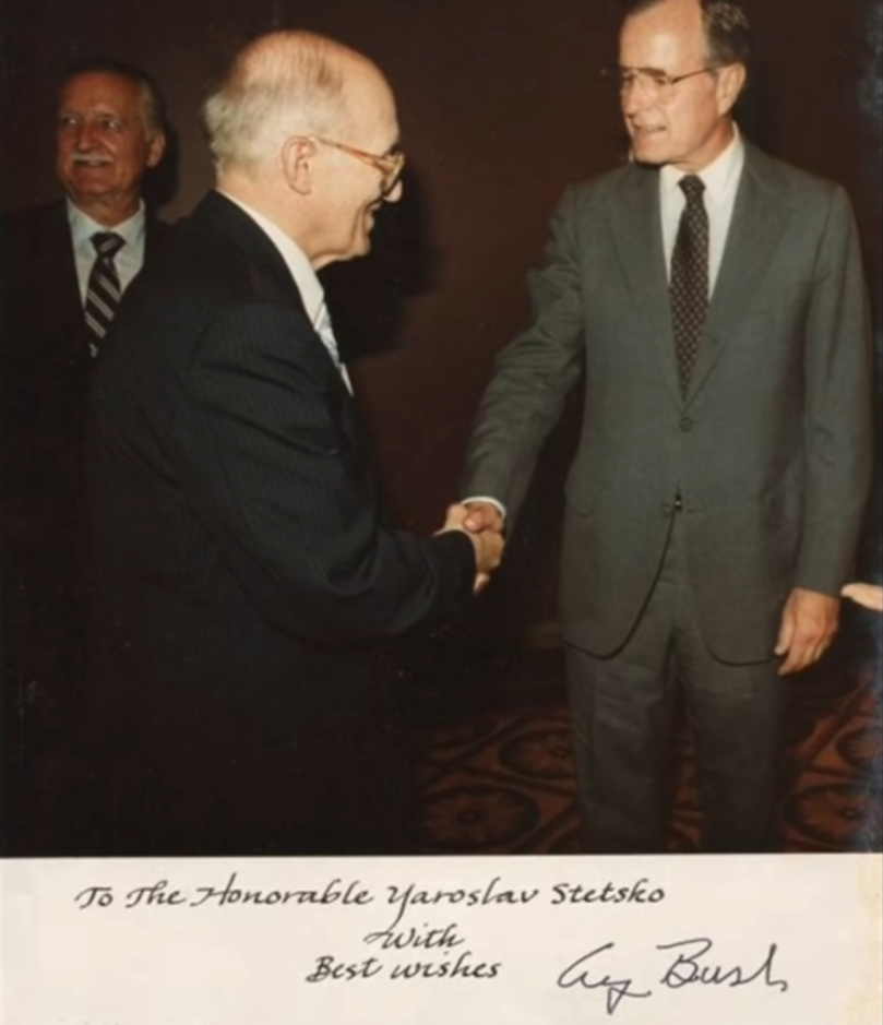 A person shaking hands with another person

Description automatically generated