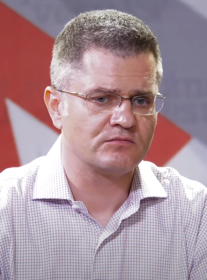 A person wearing glasses

Description automatically generated with medium confidence