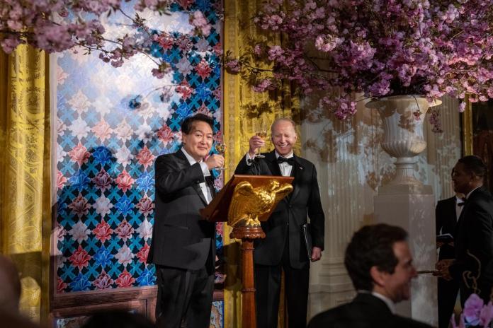 President Biden and President Yoon toast
