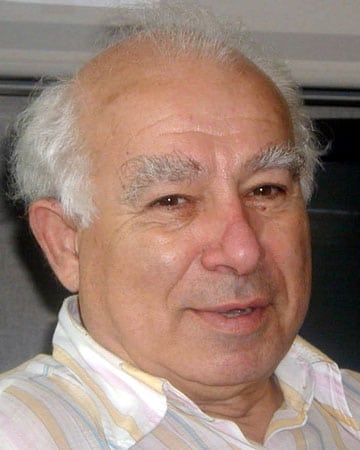 A close-up of a person

Description automatically generated