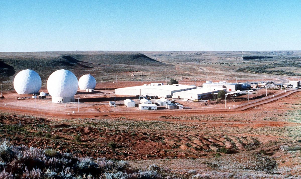 A large white building in the desert

Description automatically generated