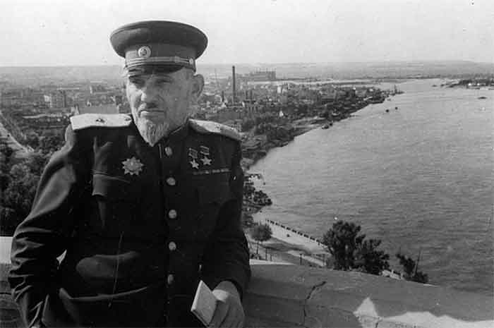 A person in a military uniform

Description automatically generated