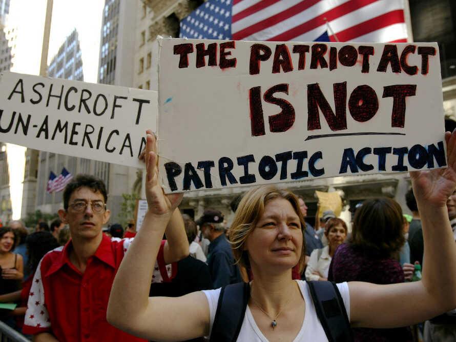 person holding signs in front of a crowd

Description automatica
