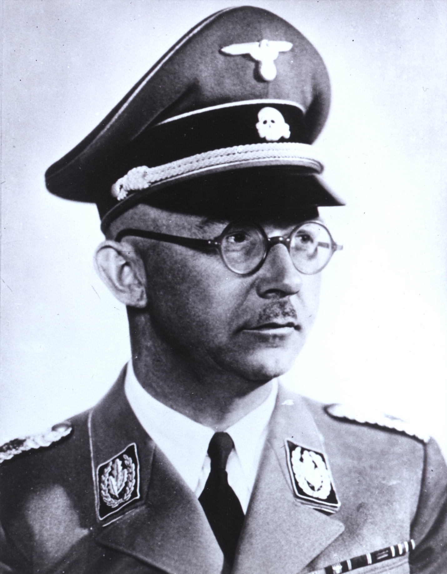 A person in a military uniform

Description automatically generated