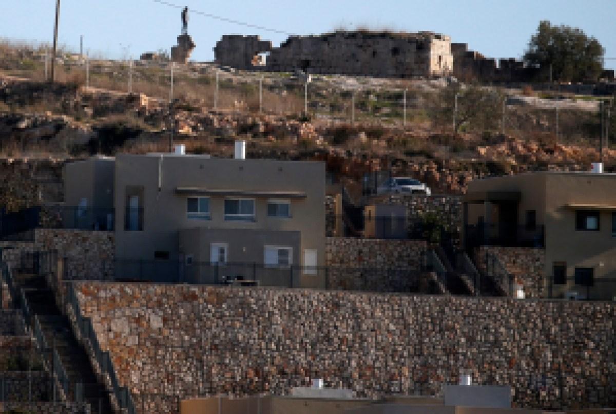A general view taken on January 23, 2017 from the Palestinian West Bank village of Rafat shows the Israeli Jewish settlement of Leshem (foreground) and the Palestinan archeological fort of Deir Samaan (background). / AFP / JAAFAR ASHTIYEH        (Photo credit should read JAAFAR ASHTIYEH/AFP via Getty Images)