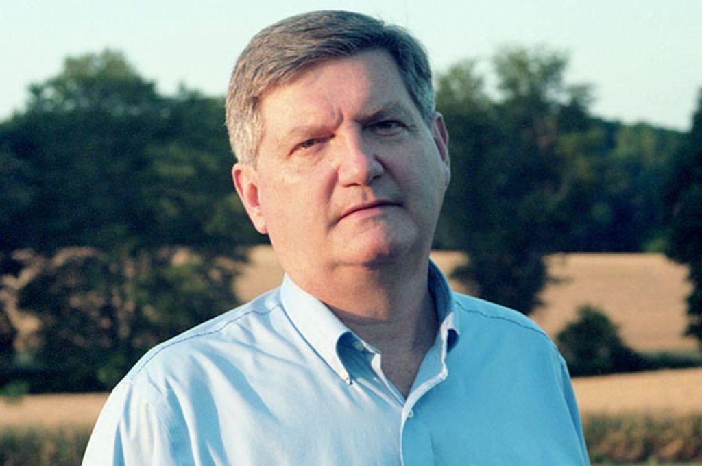 A person in a blue shirt

Description automatically generated with low confidence