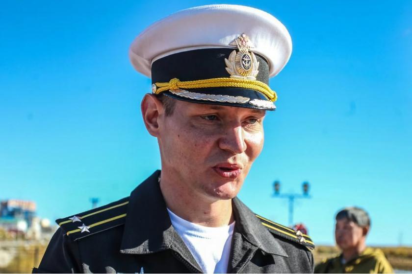 A person in a uniform

Description automatically generated