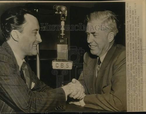 A person shaking hands with another person

Description automatically generated with low confidence