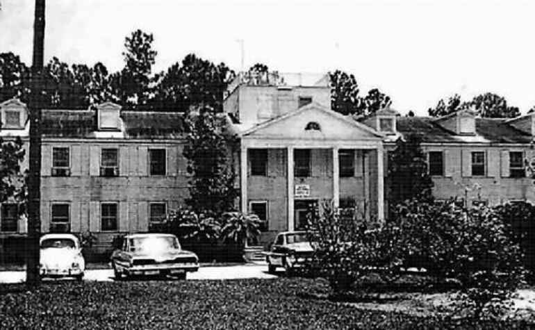 A black and white photo of a building

Description automatically generated