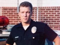 A person in a police uniform

Description automatically generated