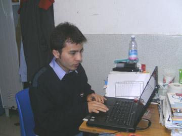 A person using a computer

Description automatically generated
