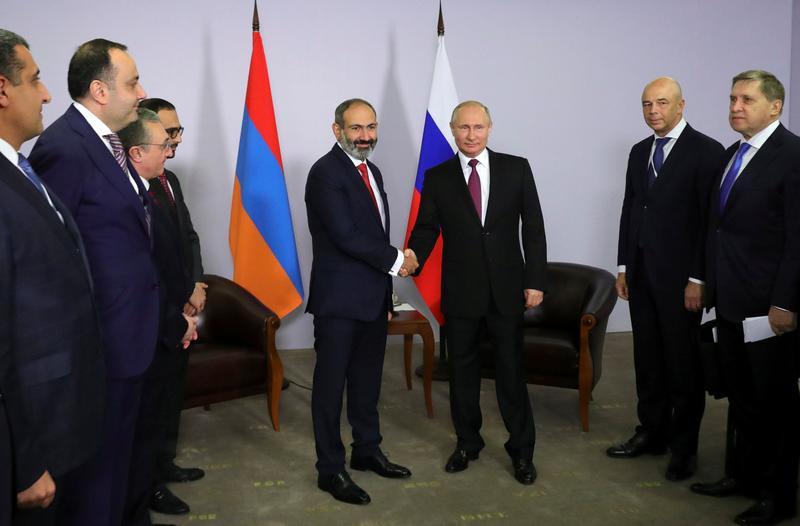 A group of men shaking hands

Description automatically generated