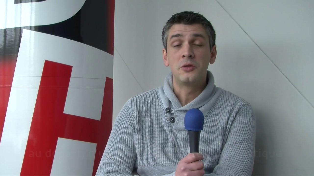 A person holding a microphone

Description automatically generated