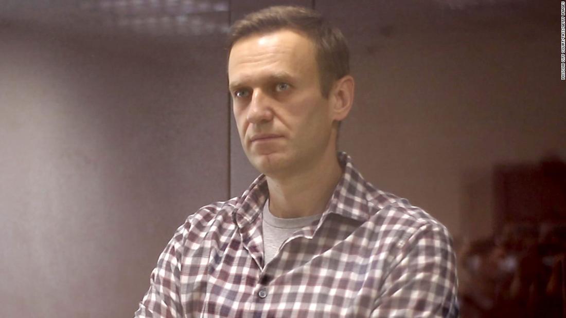 A person looking to the side

Description automatically generated