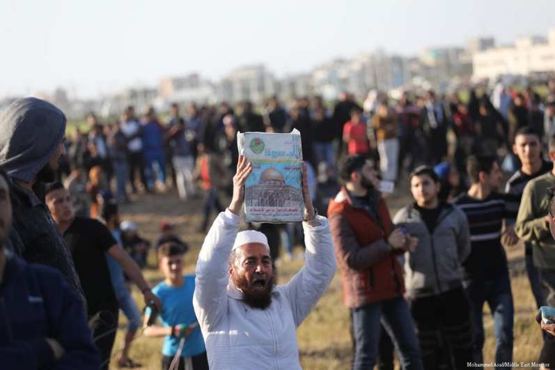 Hundreds of Palestinians flocked to the Gaza-Israel buffer zone where they took part in ongoing anti-Israel demonstrations for the 53rd week in row on 12 April 2019 [Mohammed Asad/Middle East Monitor]