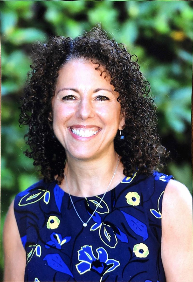 Medium shot of a person smiling

Description automatically generated