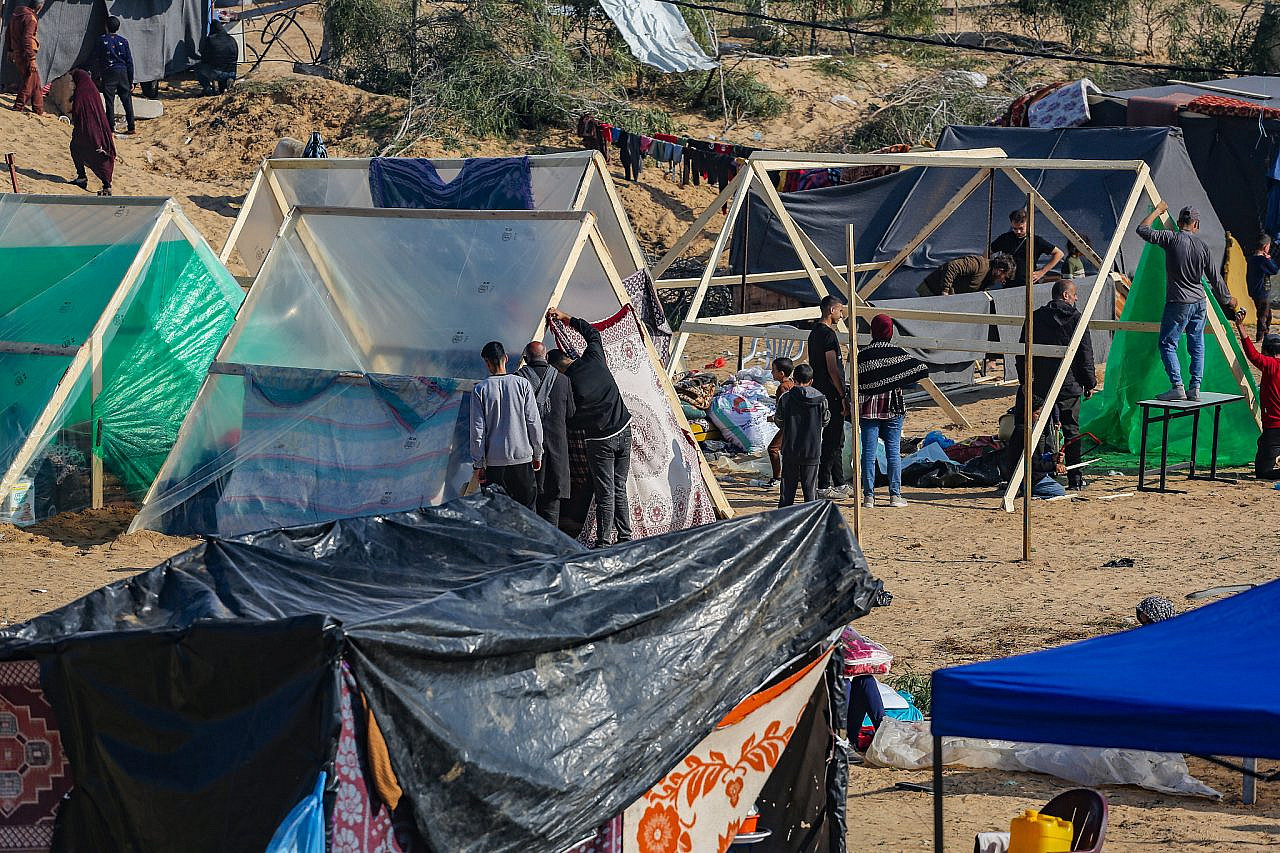 Palestinians at a temporary camp set up for people who were displaced from their homes, Rafah, southern Gaza Strip, December 4, 2023. (Atia Mohammed/Flash90)