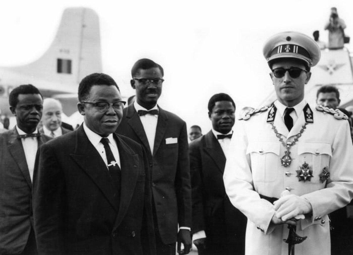 Arrivée du roi des Belges, Baudouin, le 29 juin 1960, à Léopoldville, pour la célébration de l’Indépendance du Congo. Il est accueilli à l’aérodrome de Ndjili par Joseph Kasa Vubu, président de la république du Congo indépendant et Patrice Lumumba, Premier ministre. © Archives Jeune Afrique-REA