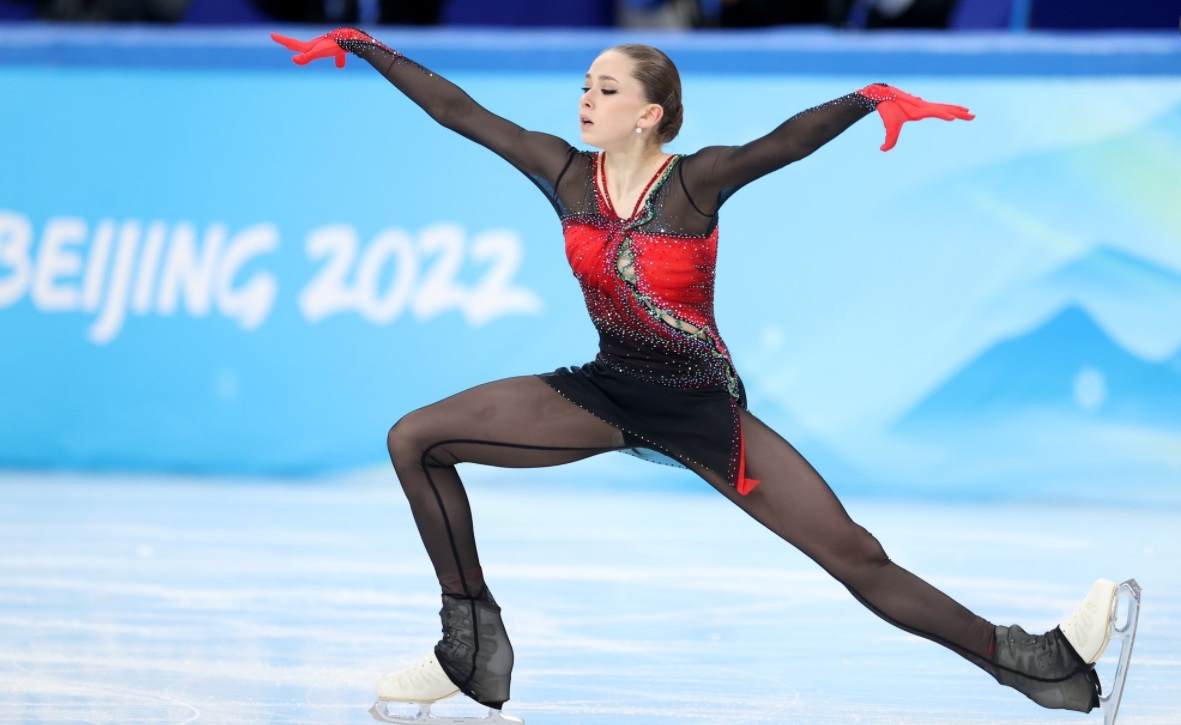 A person ice skating on ice

Description automatically generated