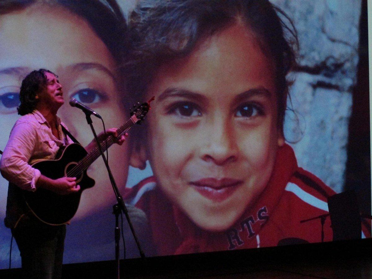 A person singing into a microphone

Description automatically generated
