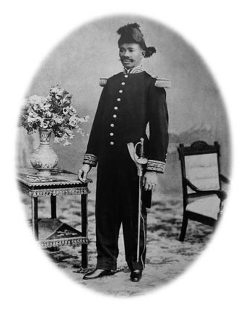 A person in a uniform

Description automatically generated
