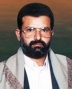 A person with a beard and glasses

Description automatically generated