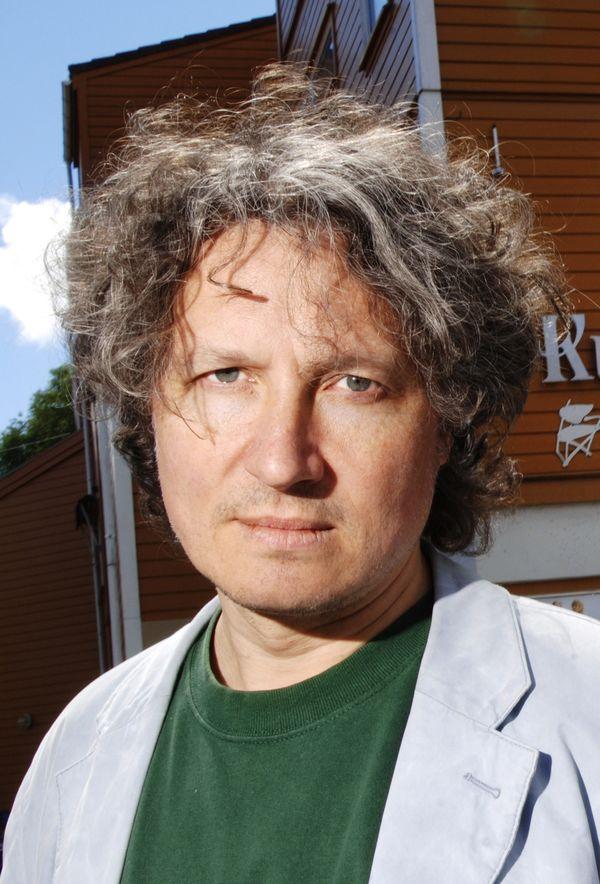 A person with curly hair

Description automatically generated