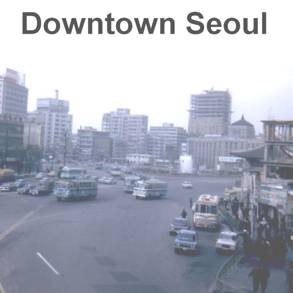 A city street with cars and people

Description automatically generated