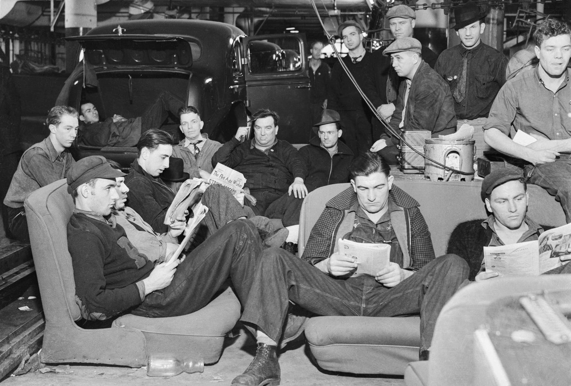 A group of men sitting in a car

Description automatically generated