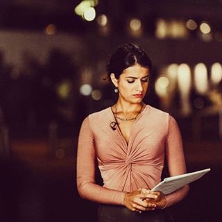 A person holding a tablet

Description automatically generated