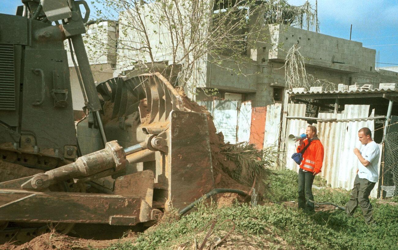 A person standing next to a large machine

Description automatically generated
