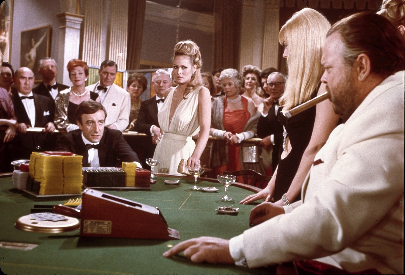 A group of people playing poker

Description automatically generated