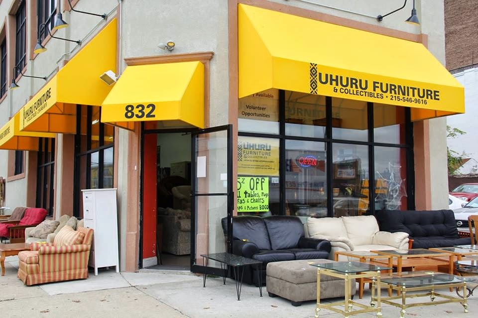 A store front with furniture and chairs

Description automatically generated