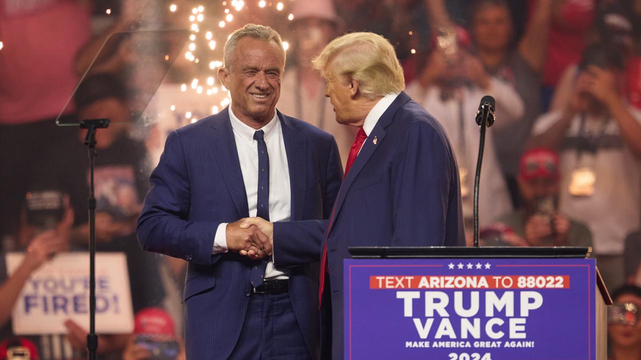 Two men shaking hands at a podium

Description automatically generated